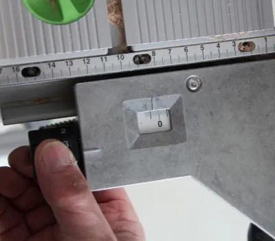 Consejo: Utilizar el ajuste de precisión del tope paralelo para ajustar la anchura de la ranura