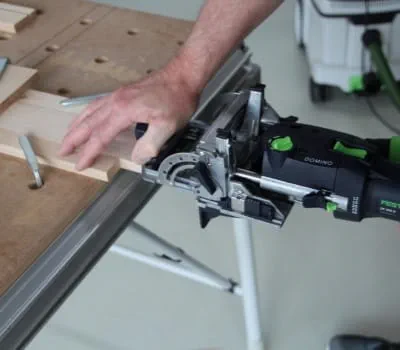 Ensamblar las piezas con tacos Domino