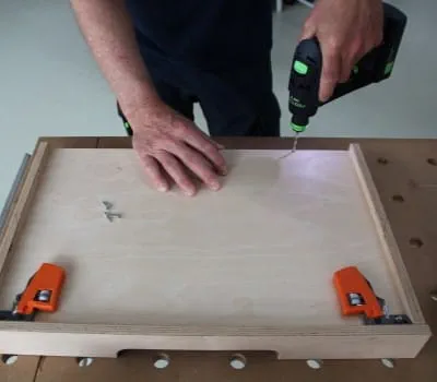 Introducir la base del cajón y fijar