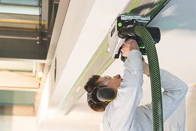 Trabajos de serrado en el techo con la sierra de incisión a batería TSC 55 de Festool