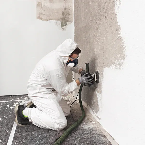 Arrancar las áreas de enlucido dañadas y los revestimientos antiguos con la fresadora para renovaciones o la amoladora de saneamiento.