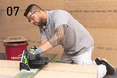 Cortar las placas de conexión de pared con la Festool TSC 55 y riel de guía. Si fuera necesario, lijar las juntas sobresalientes con la ETS EC 150/5.