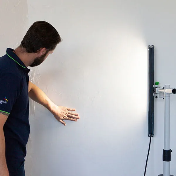 Control superficial con la luz rasante STL 450 de Festool