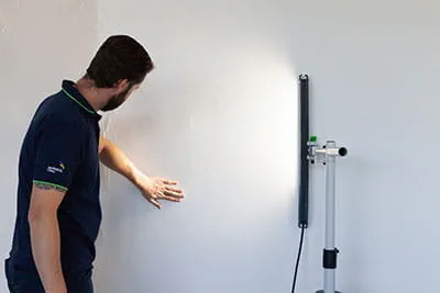 Control superficial con la luz rasante STL 450 de Festool