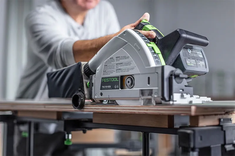 La sierra de incisión Festool TSC 55 K con la nueva hoja de sierra, en acción