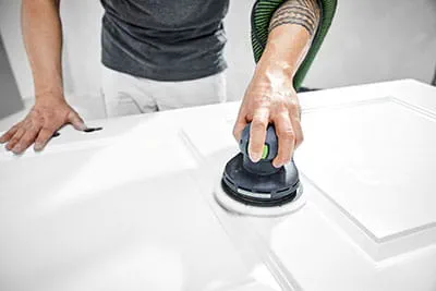 Tratamiento de puertas con la lijadora excéntrica ETS EC 150 de Festool