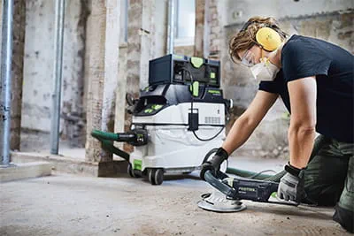 Nadja Körbel, instaladora de suelos e instructora de Festool, ofrece consejos prácticos para la preparación de suelos: Eliminación rápida de hormigón, solado y revestimientos en soportes duros con la amoladora de renovación RENOFIX RG 130. 
