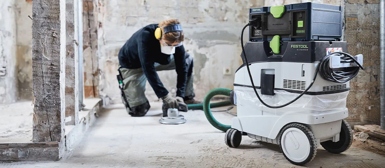 Nadja Körbel, instaladora de suelos e instructora de Festool, ofrece consejos prácticos para la preparación de suelos: Eliminación rápida de hormigón, solado y revestimientos en soportes duros con la amoladora de renovación RENOFIX RG 130. 
