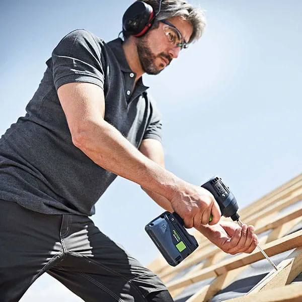 El atornillador de percusión a batería TID 18 de Festool en acción en la obra