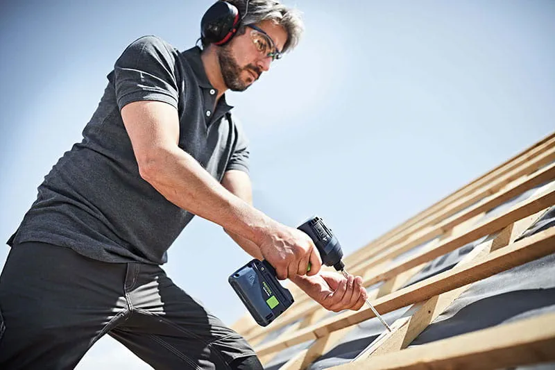 El atornillador de percusión a batería TID 18 de Festool en acción en la obra