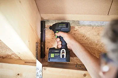 El atornillador de percusión a batería TID 18 de Festool en acción en la obra