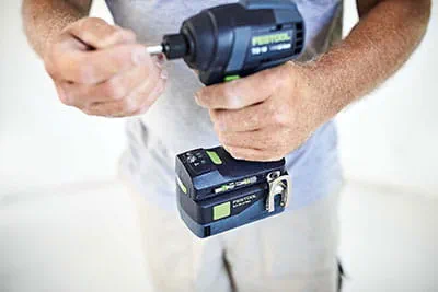 El atornillador de percusión a batería TID 18 de Festool en acción en la obra