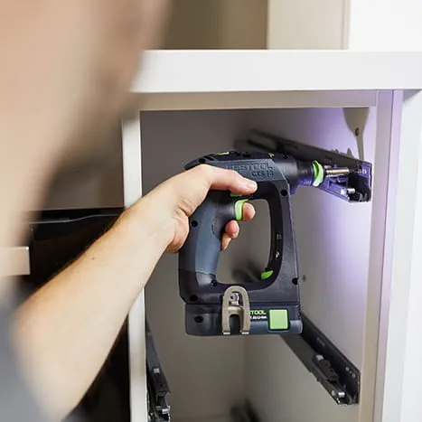La nueva atornillador a bateria CXS 18 de Festool en acción