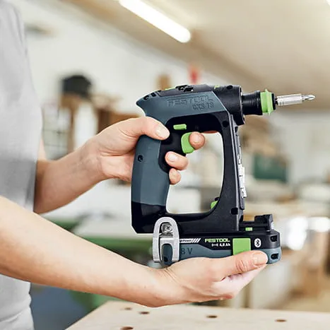 La nueva atornillador a bateria CXS 18 de Festool en acción