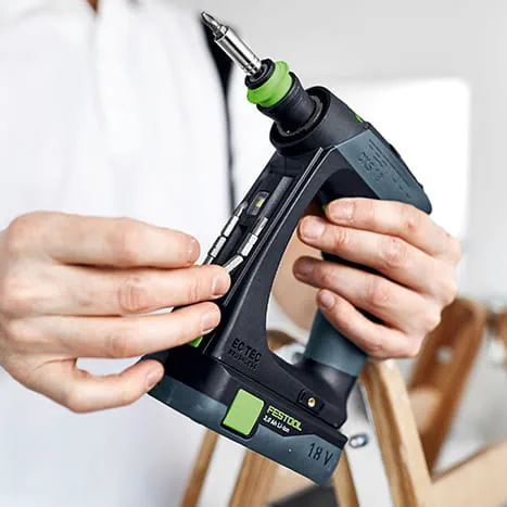 La nueva atornillador a bateria CXS 18 de Festool en acción