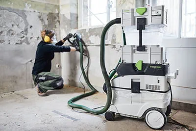 La amoladora de saneamiento RG 130 ECI, combinada con el aspirador CTM 36 AC RENOFIX y el separador previo CT-VA, consigue excelentes resultados de aspiración y garantiza un trabajo sin polvo.