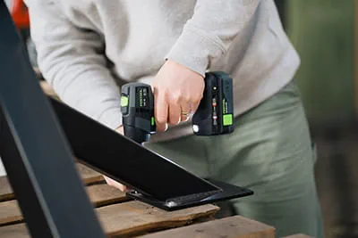 Atornillar con el atornillador inalámbrico de Festool