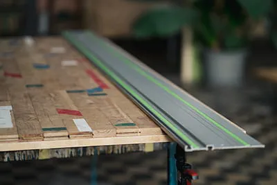 Una mesa de parquet y el Riel de guía de Festool